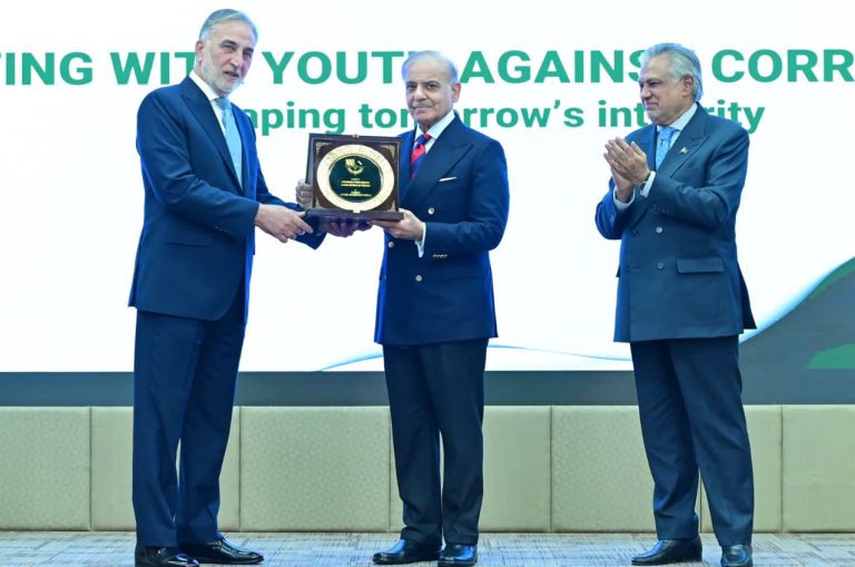 Chairman NAB giving shield to PM Muhammad Shehbaz Sharif at International Anti-Corruption Day ceremony on 9th December 2025