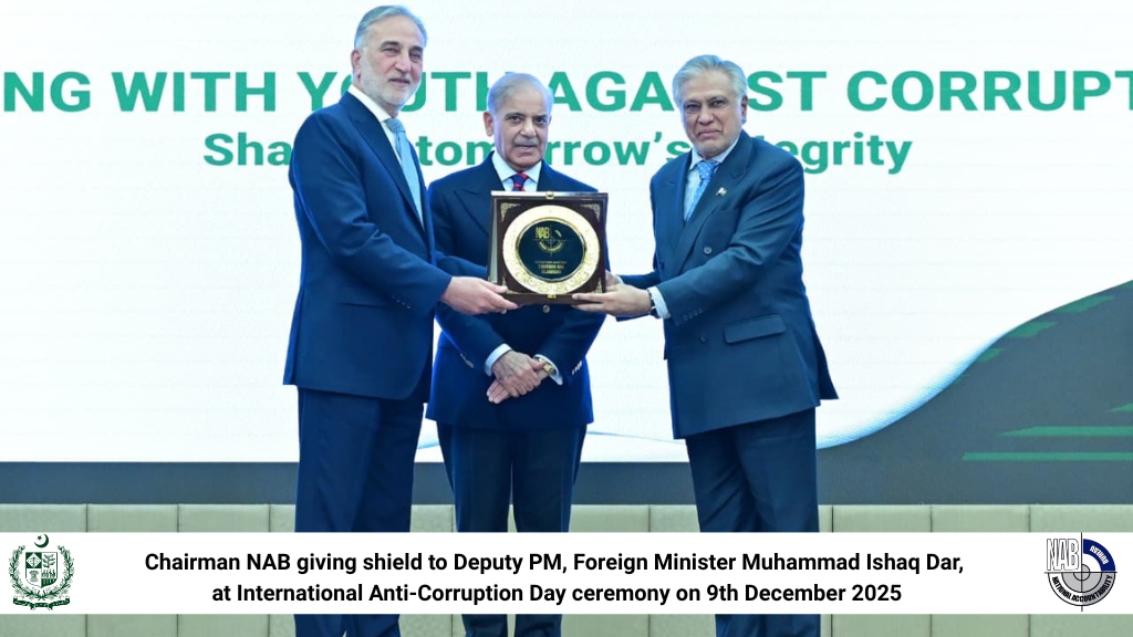 Chairman NAB giving shield to Deputy PM, Foreign Minister Muhammad Ishaq Dar, at International Anti-Corruption Day ceremony on 9th December 2025 2