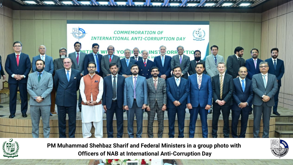 Chairman NAB giving shield to PM Muhammad Shehbaz Sharif at International Anti-Corruption Day ceremony on 9th December 2025 1 (1)
